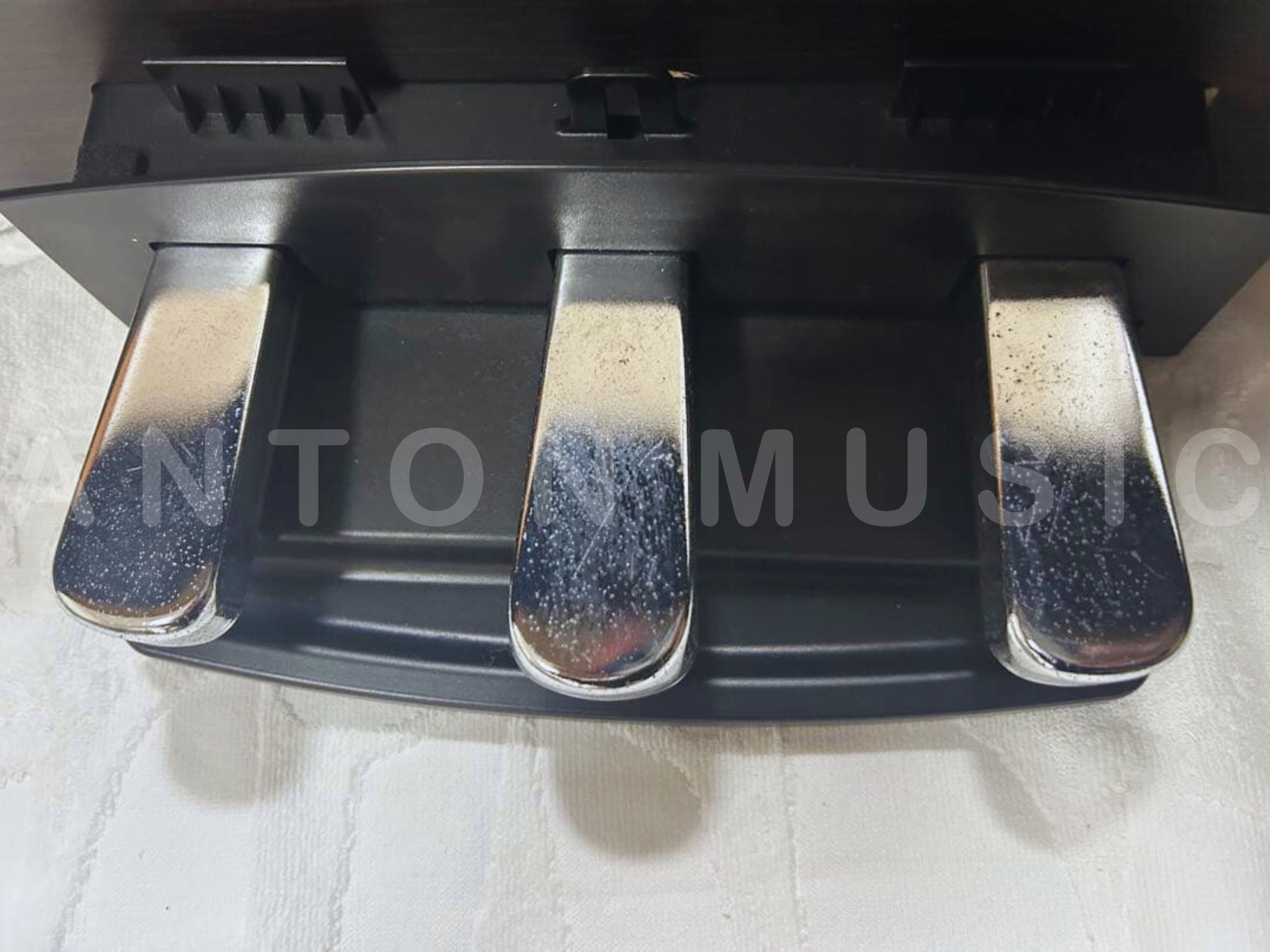 Biểu cảm chuyên nghiệp với hệ thống 3 Pedal hỗ trợ kỹ thuật nửa pedal