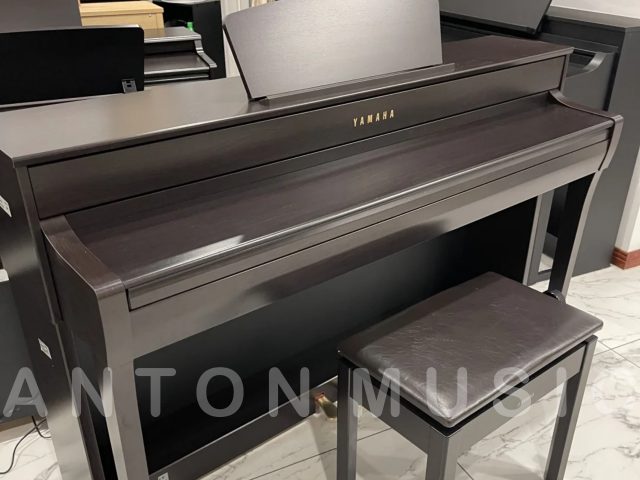 Sự tiện dụng qua từng chi tiết nhỏ của nắp trượt êm ái và giá nhạc thông minh trên đàn