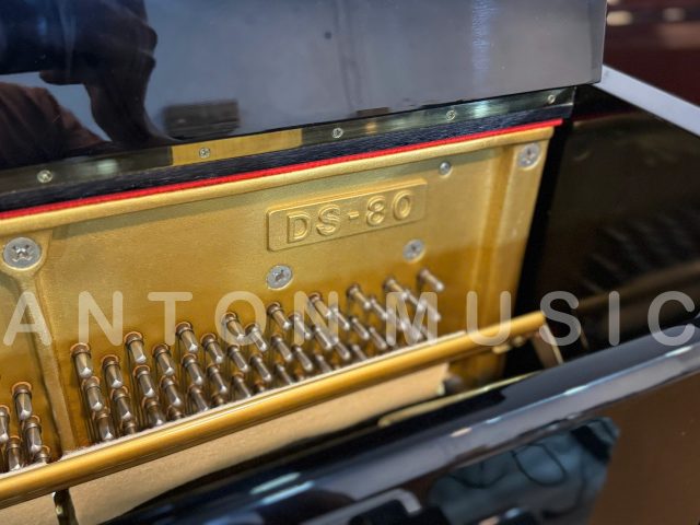 Đàn piano cơ Kawai DS80 (DS-80) đen bóng dáng chân cong cổ điển Chippendale