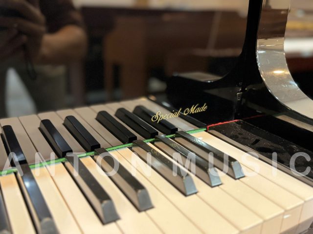 Đàn piano cơ Kawai DS80 (DS-80) đen bóng dáng chân cong cổ điển Chippendale