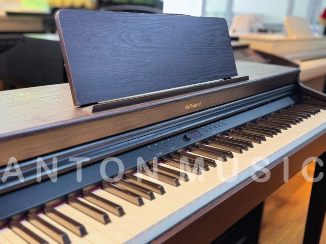 Hệ phím PHA-4 Standard và cảm xúc trên từng ngón tay của Roland RP-701