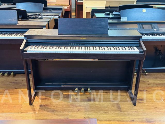 Ngôn ngữ thiết kế tinh tế và tối ưu không gian của đàn piano điện nhỏ gọn Roland RP-701