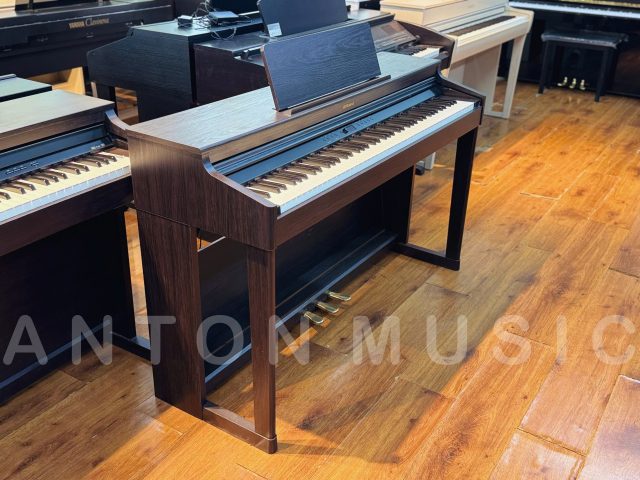 Đàn piano điện nhỏ gọn Roland RP-701 là model sản xuất vào năm 2021 thuộc dòng piano dành cho gia đình