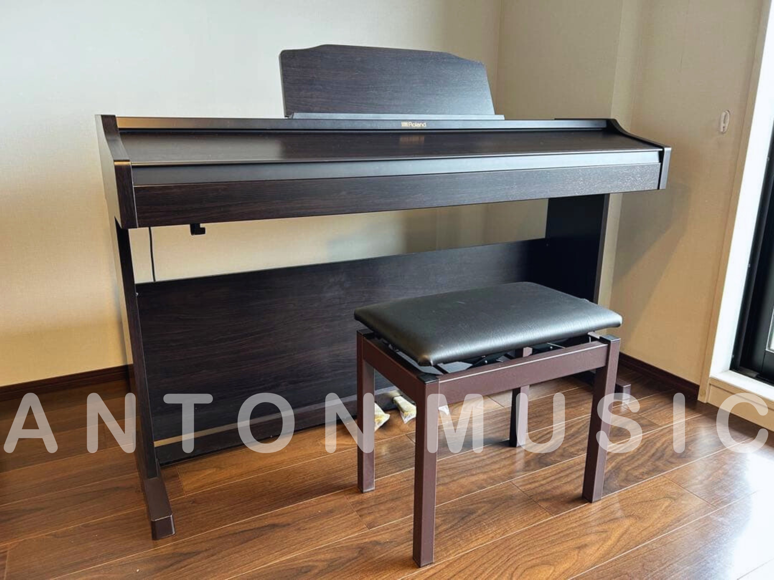 Thiết kế của đàn piano điện Nhật Bản Roland RP501R-CR (RP501) tối ưu cho không gian và người dùng