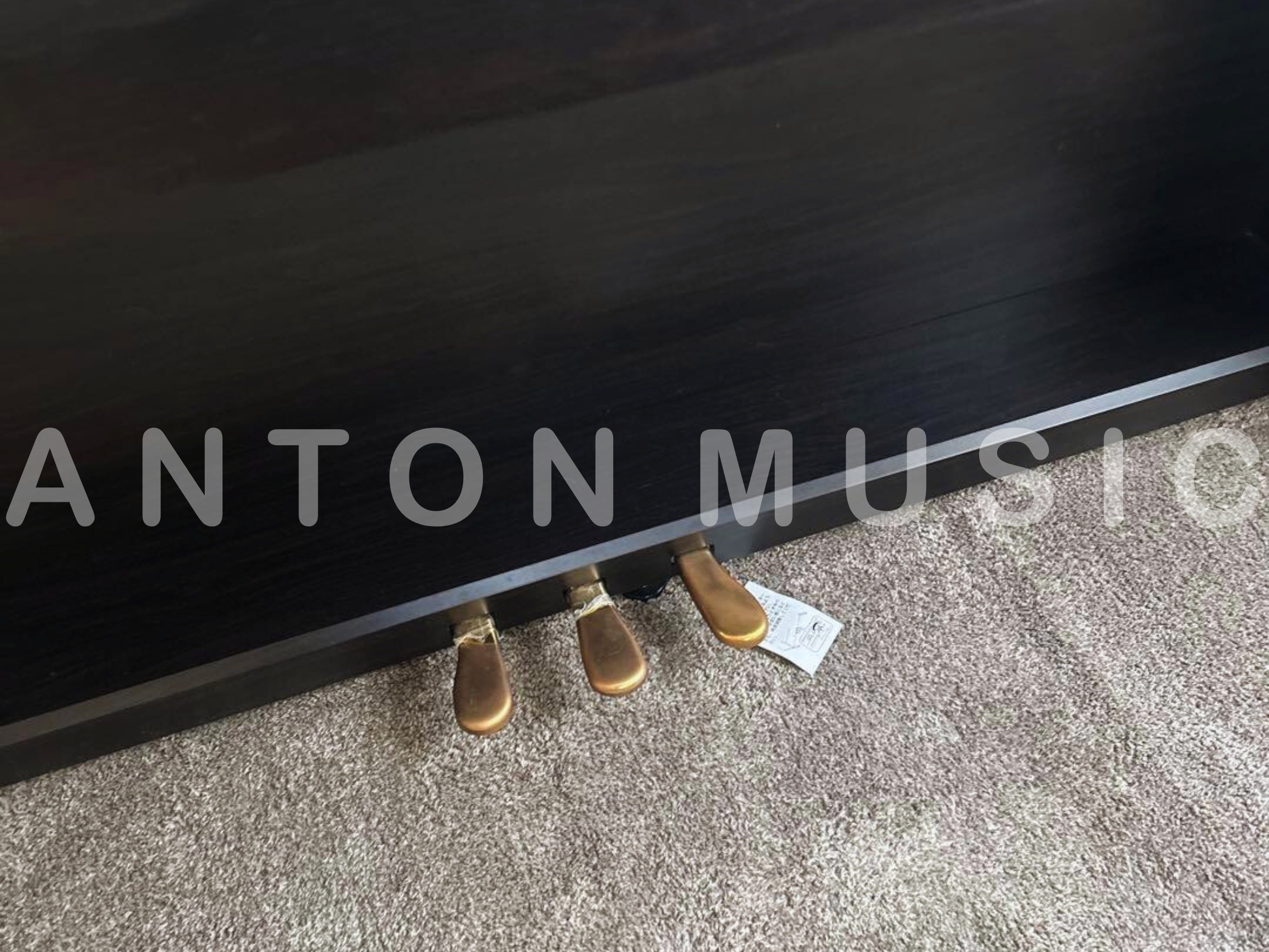 đàn piano điện Nhật Bản Roland RP501R-CR (RP501) đã được trang bị một bộ ba pedal