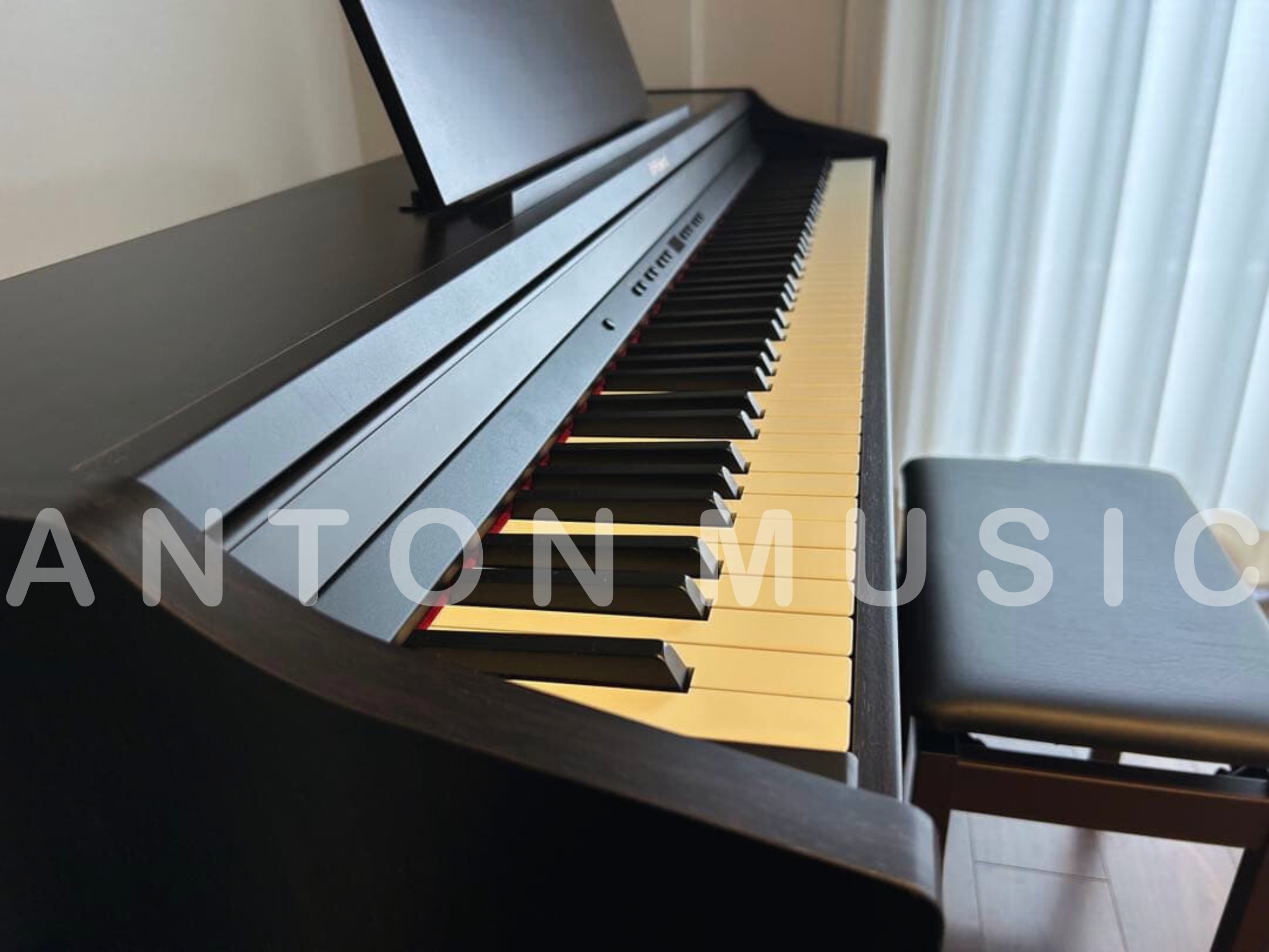Thiết kế của đàn piano điện Nhật Bản Roland RP501R-CR (RP501) tối ưu cho không gian và người dùng