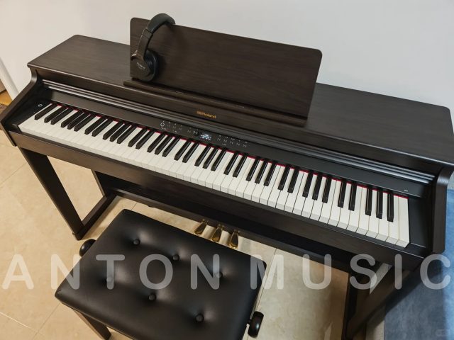 Ngôn ngữ thiết kế tinh tế và tối ưu không gian của đàn piano điện nhỏ gọn Roland RP-701