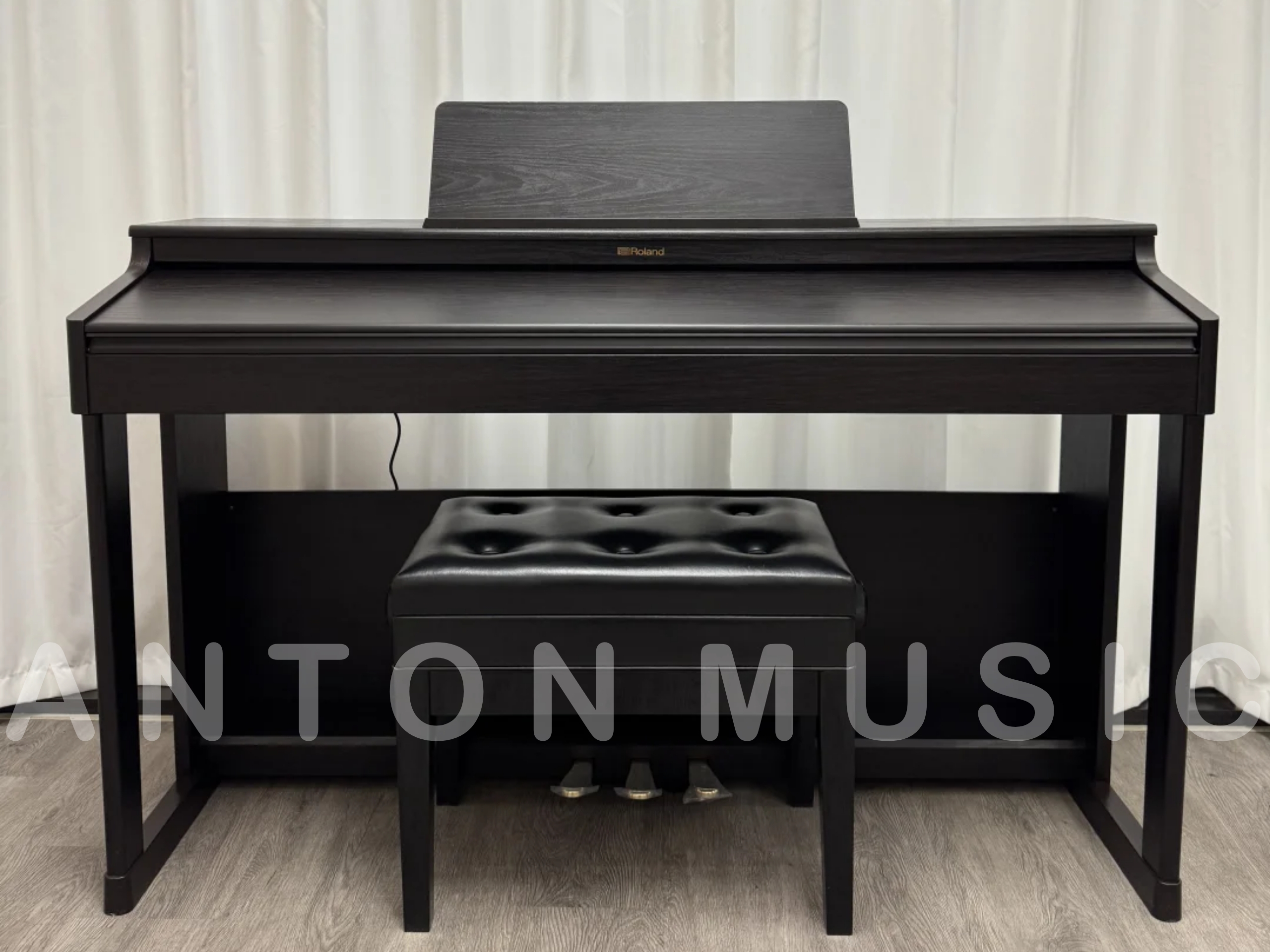 Đàn piano điện nhỏ gọn Roland RP-701 là model sản xuất vào năm 2021 thuộc dòng piano dành cho gia đình