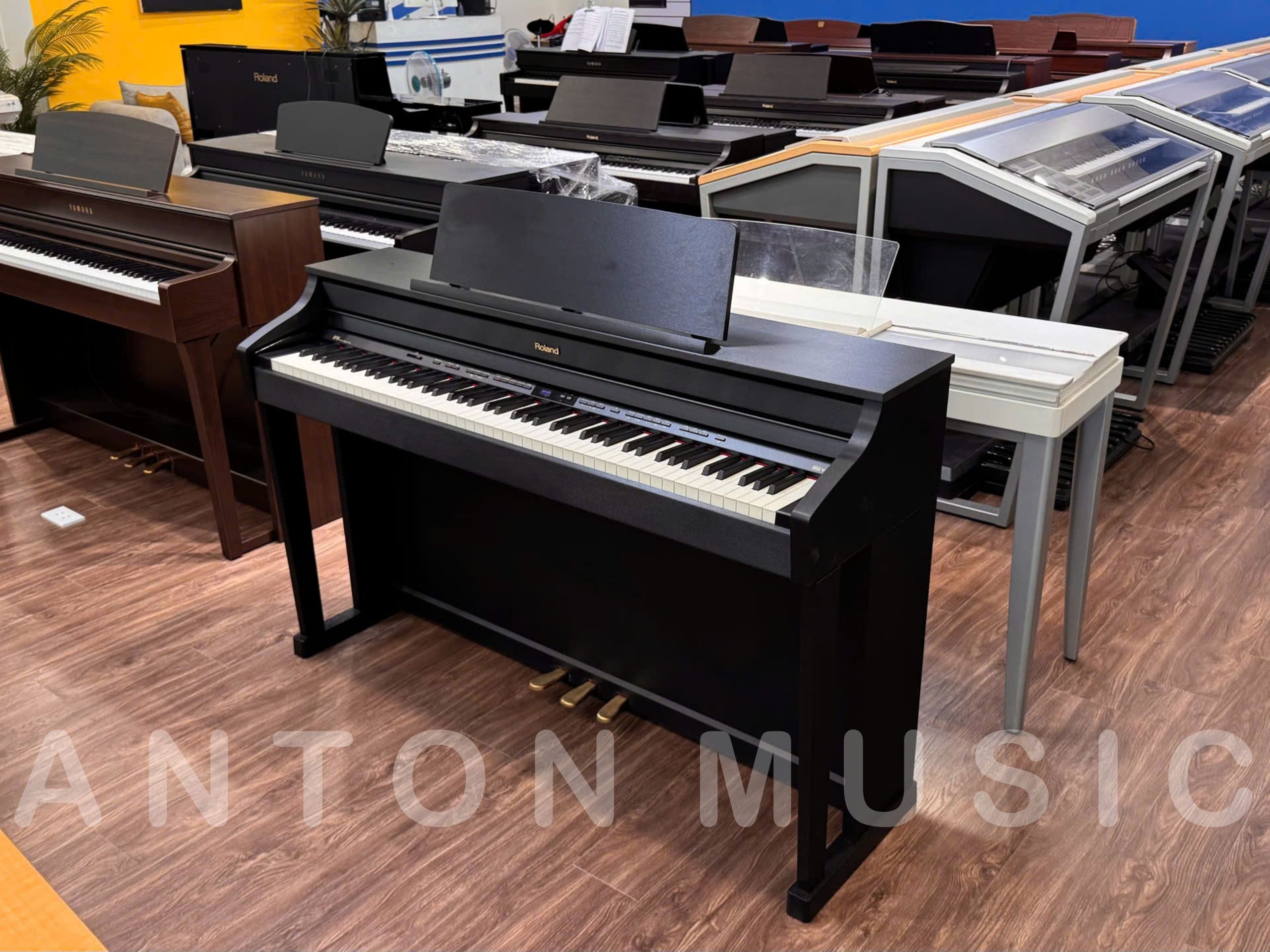 Đàn piano gia đình chuẩn Nhật Roland HP505B đen gỗ giá tốt dòng Home Piano đời cao phím nặng phủ ngà, chất âm hay phù hợp cho bé mới học