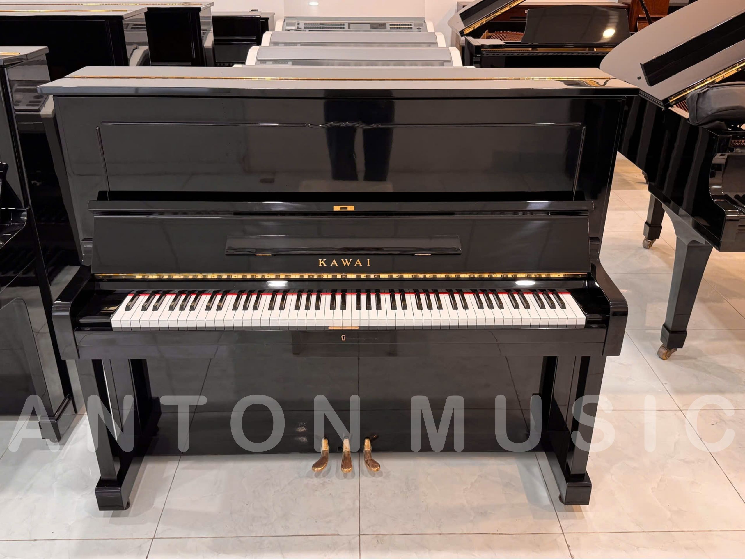 Bề mặt phím của đàn piano cơ Kawai BL11 được phủ bằng các hợp chất polymer tổng hợp