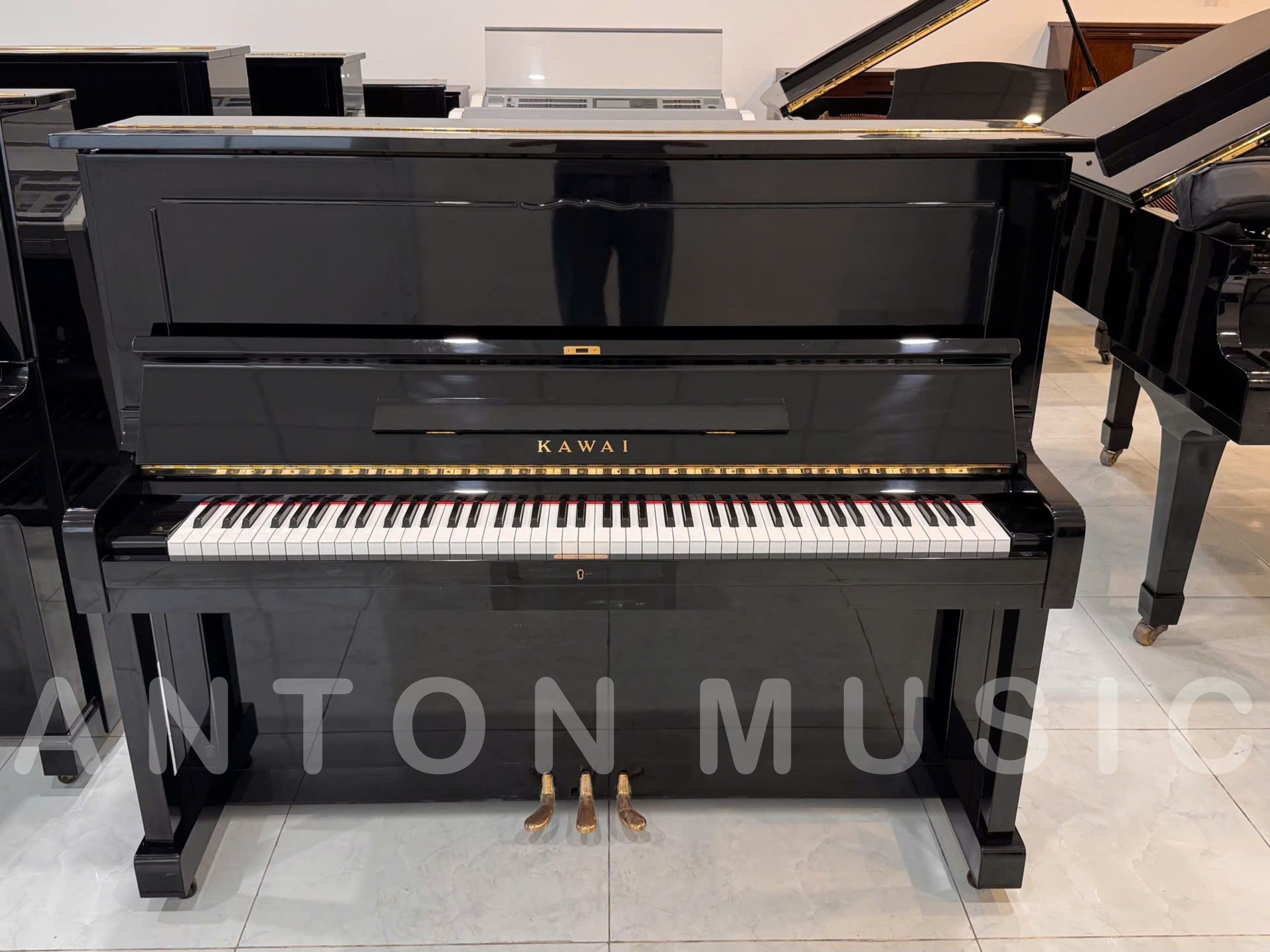 Đàn piano cơ Kawai BL11 với dáng đàn chắc chắn, âm thanh ấm và dễ kiểm soát