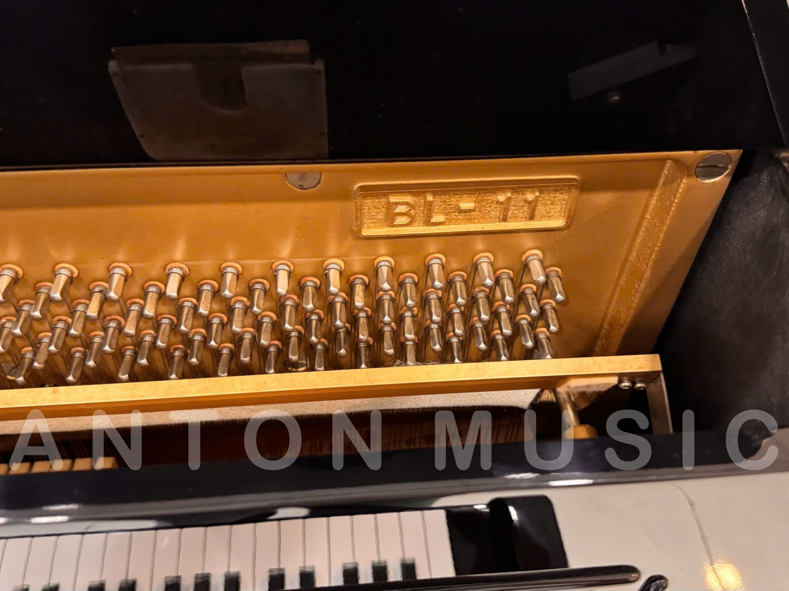 Đàn piano cơ Kawai BL11 với bộ khung gang đúc khuôn cát được áp dụng công nghệ cân bằng ứng suất