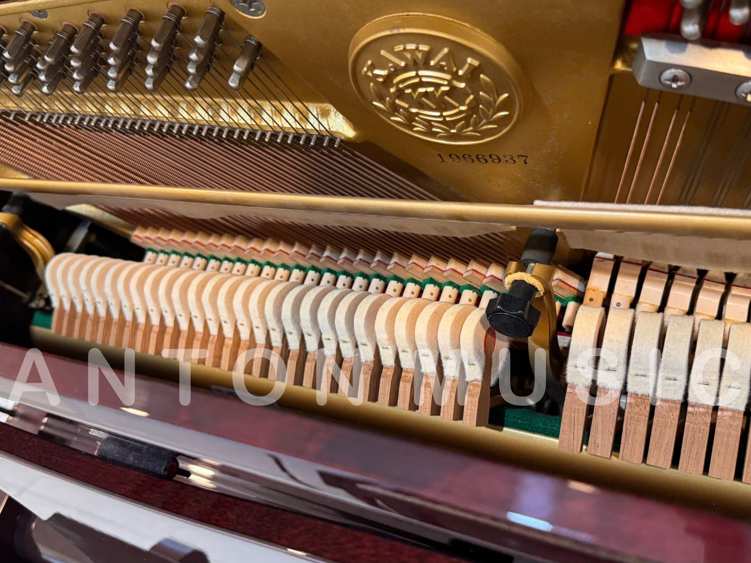Bảng cộng hưởng của đàn upright piano Kawai DS80B được chế tác từ gỗ vân sam Sitka nguyên khối