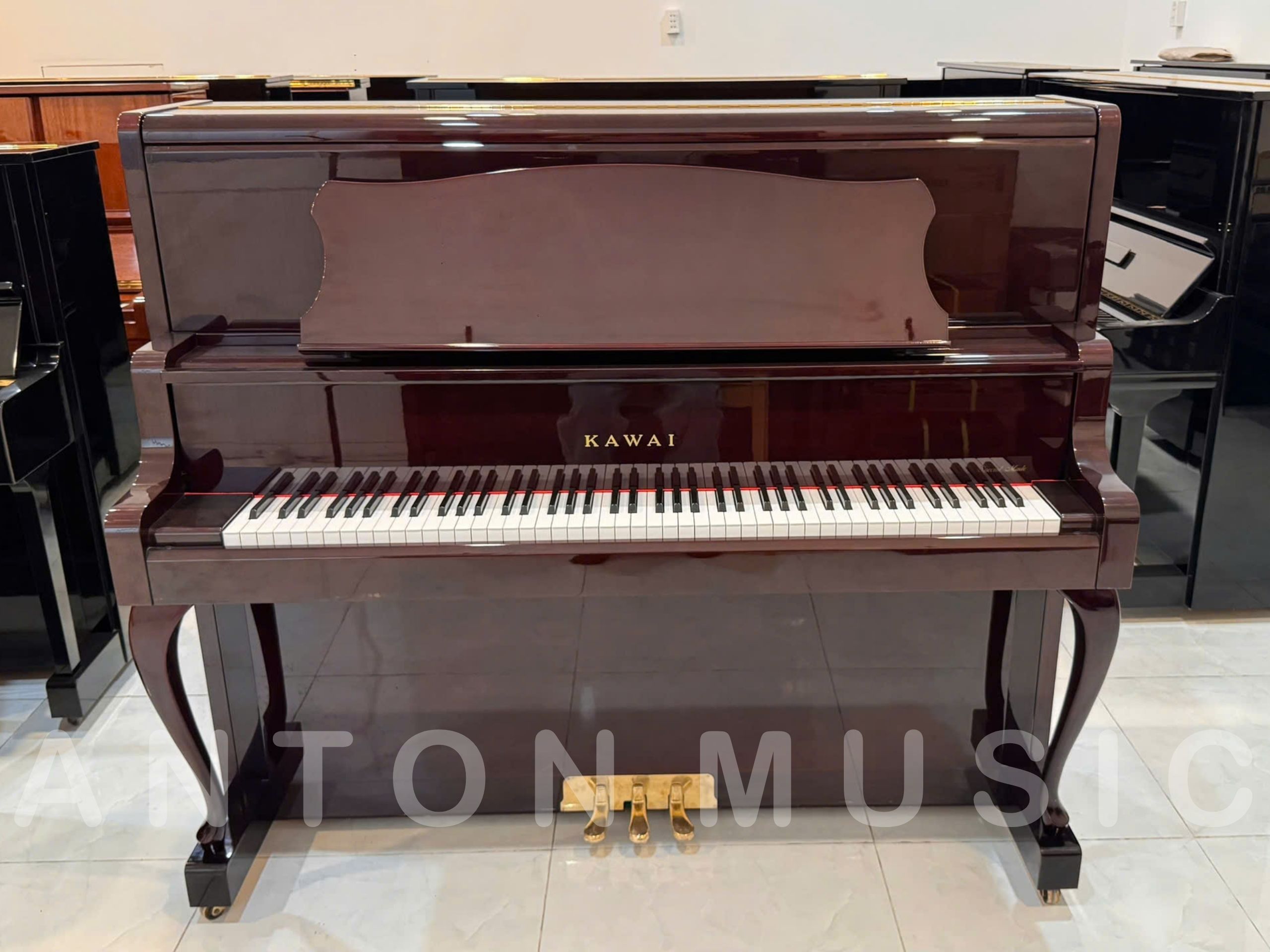 Hai chân trước của Kawai DS80B được chạm khắc theo phong cách chân cong Chippendale
