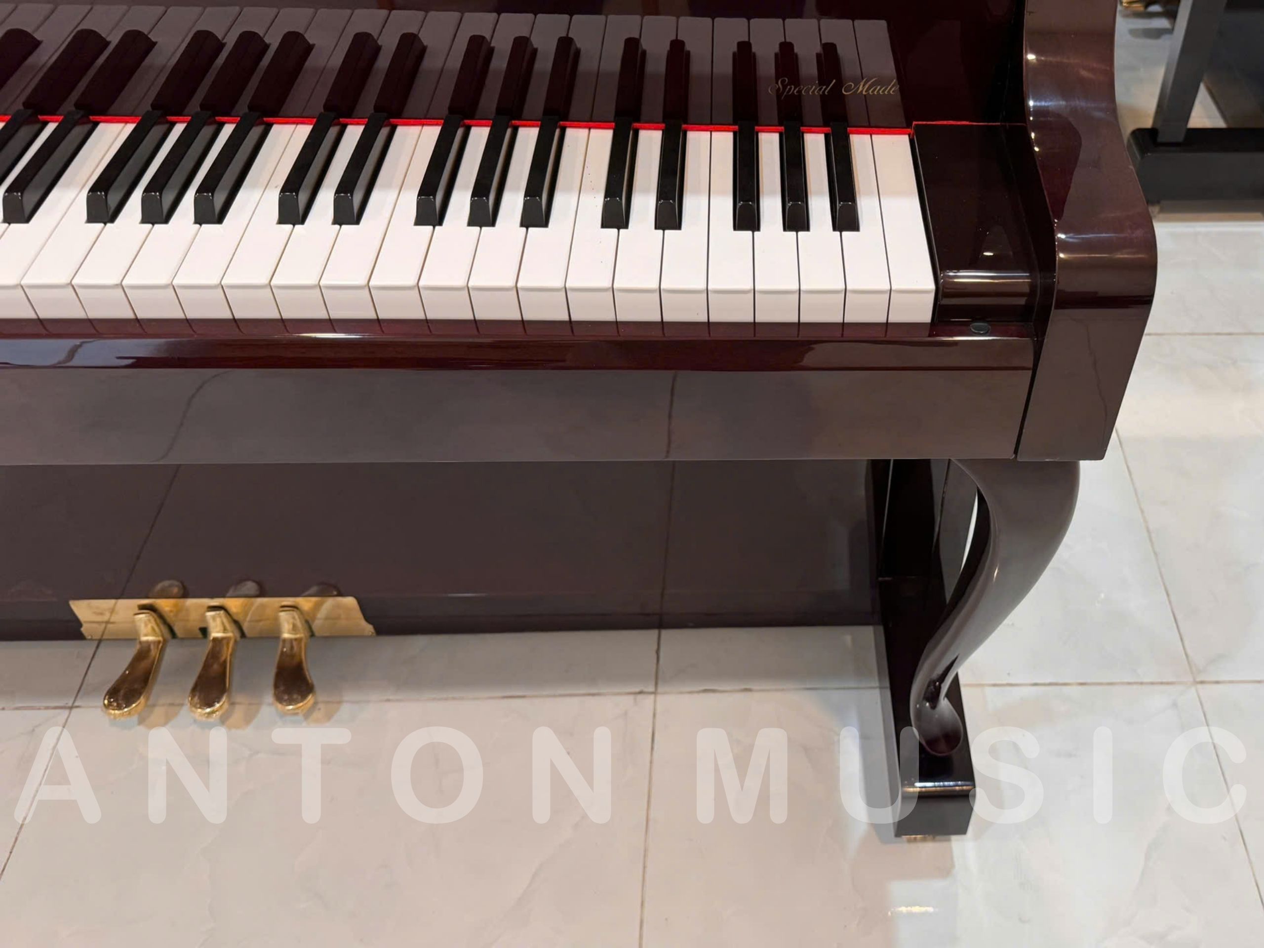 Toàn bộ 88 phím của đàn upright piano Kawai DS80B được phủ một lớp vật liệu độc quyền mang tên Neotex