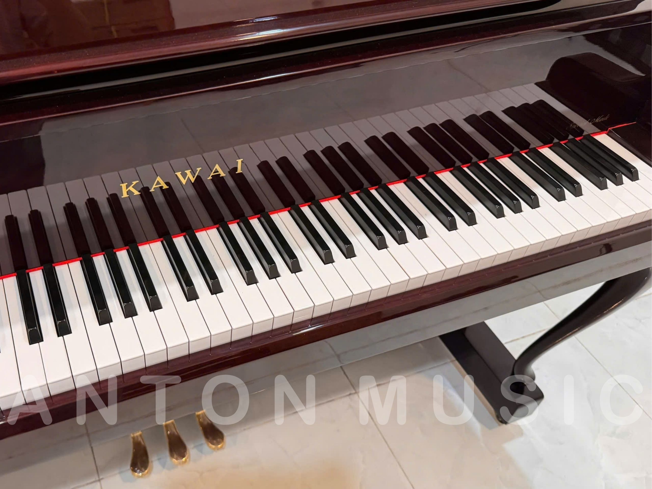 Phím đàn gỗ vân sam với chiều dài được mở rộng sâu vào bên trong bộ máy