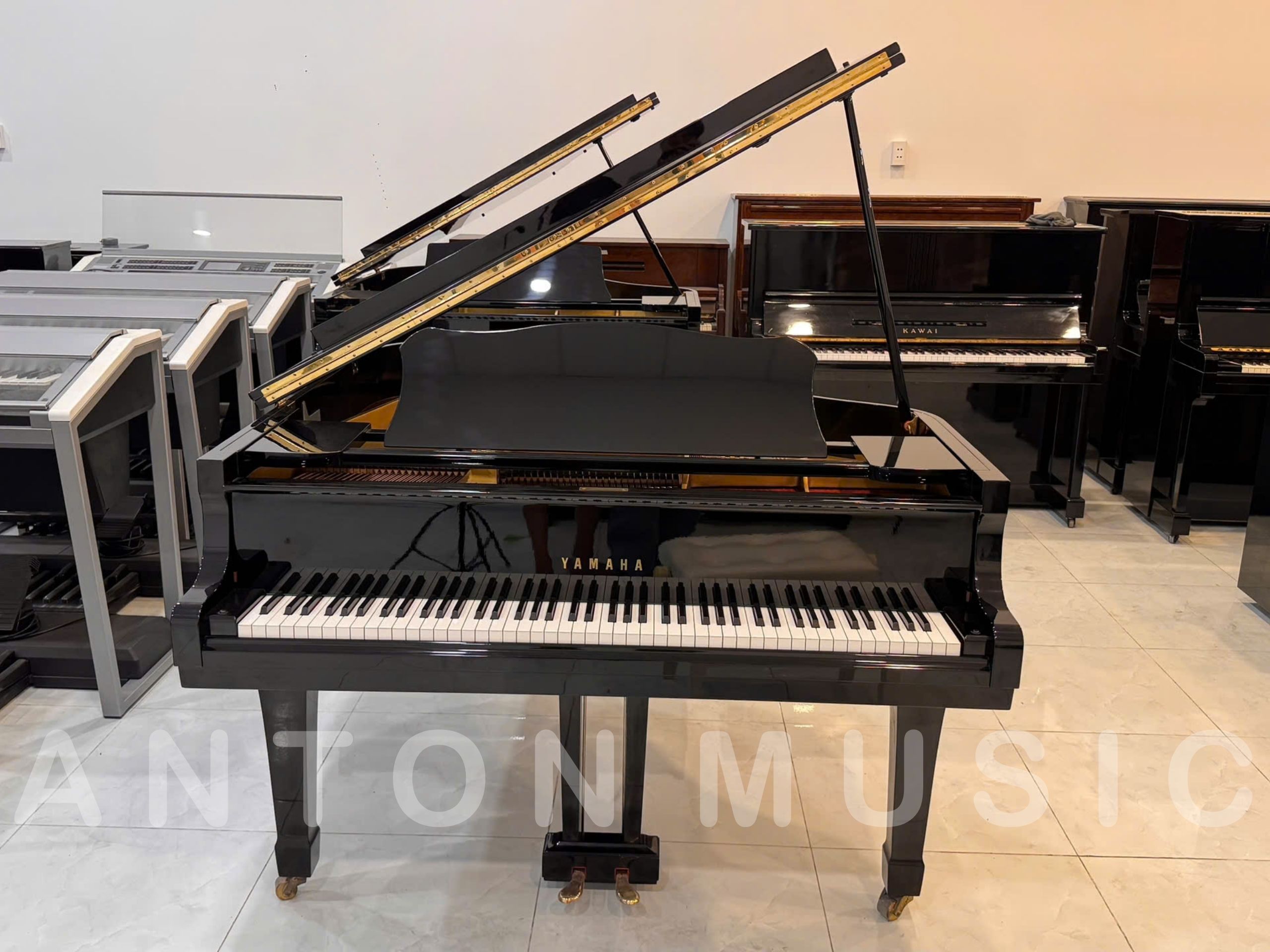 Đàn grand piano Yamaha G2E thuộc dòng G-Series (Grand Classic) với chiều cao 170 cm nằm trong nhóm Baby Grand