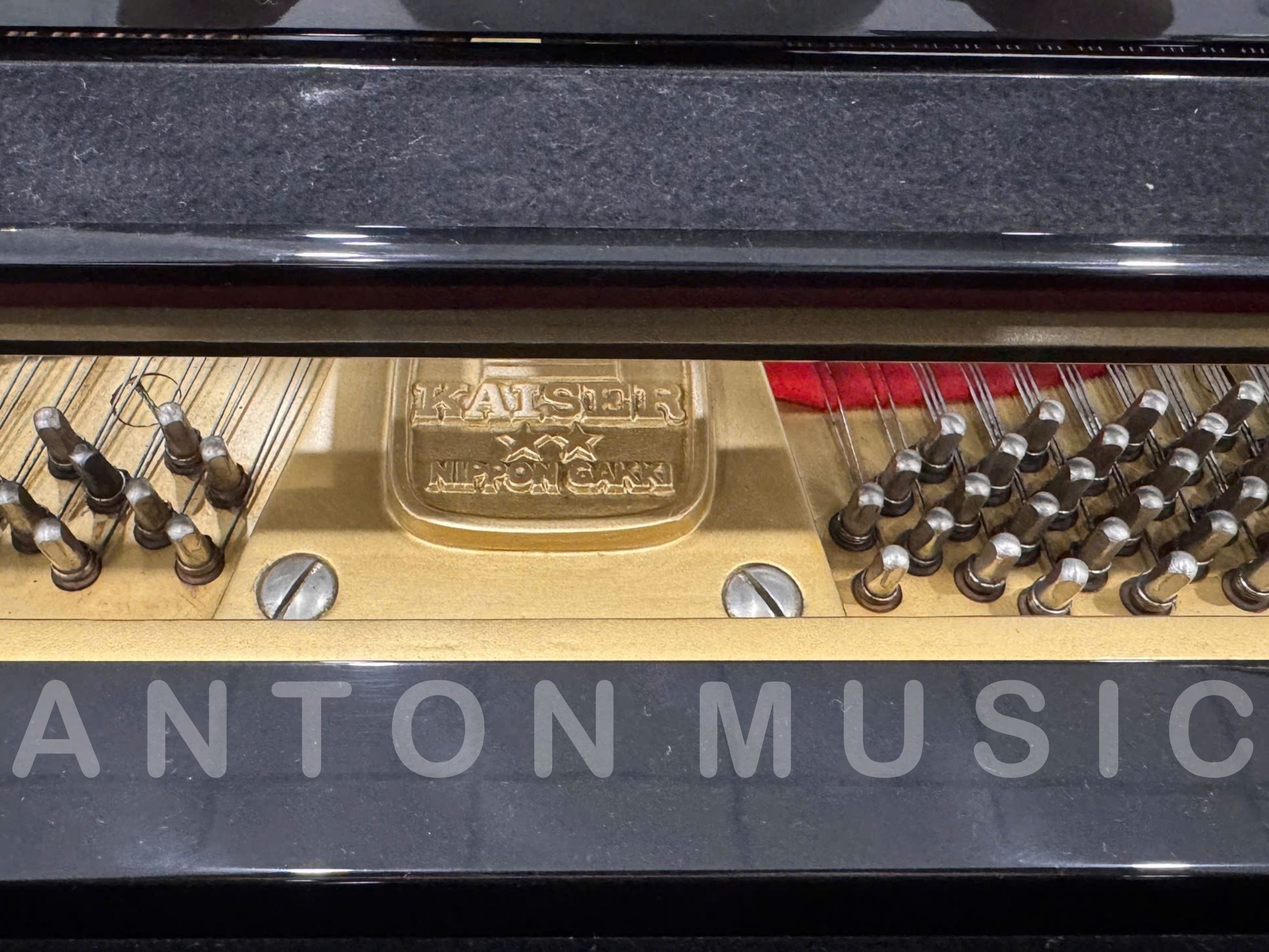 Trên bảng cộng hưởng của đàn grand piano Kaiser G430 có sự xuất hiện đan xen của tên Nippon Gakki là tiền thân của Yamaha trước khi đổi tên