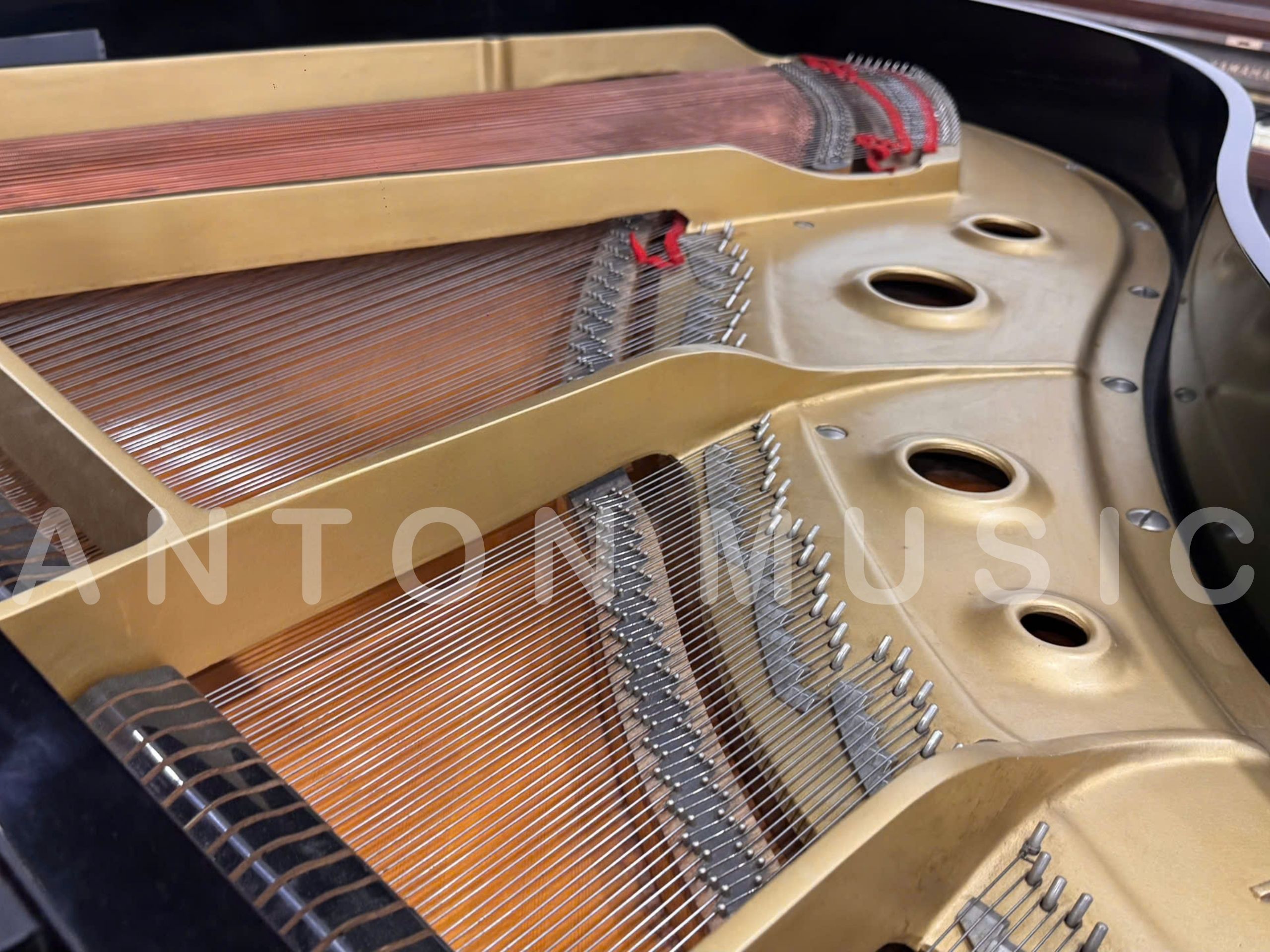 Hệ thống khung gang cấu thành nên bộ khung xương của đàn Grand piano Kaiser G430