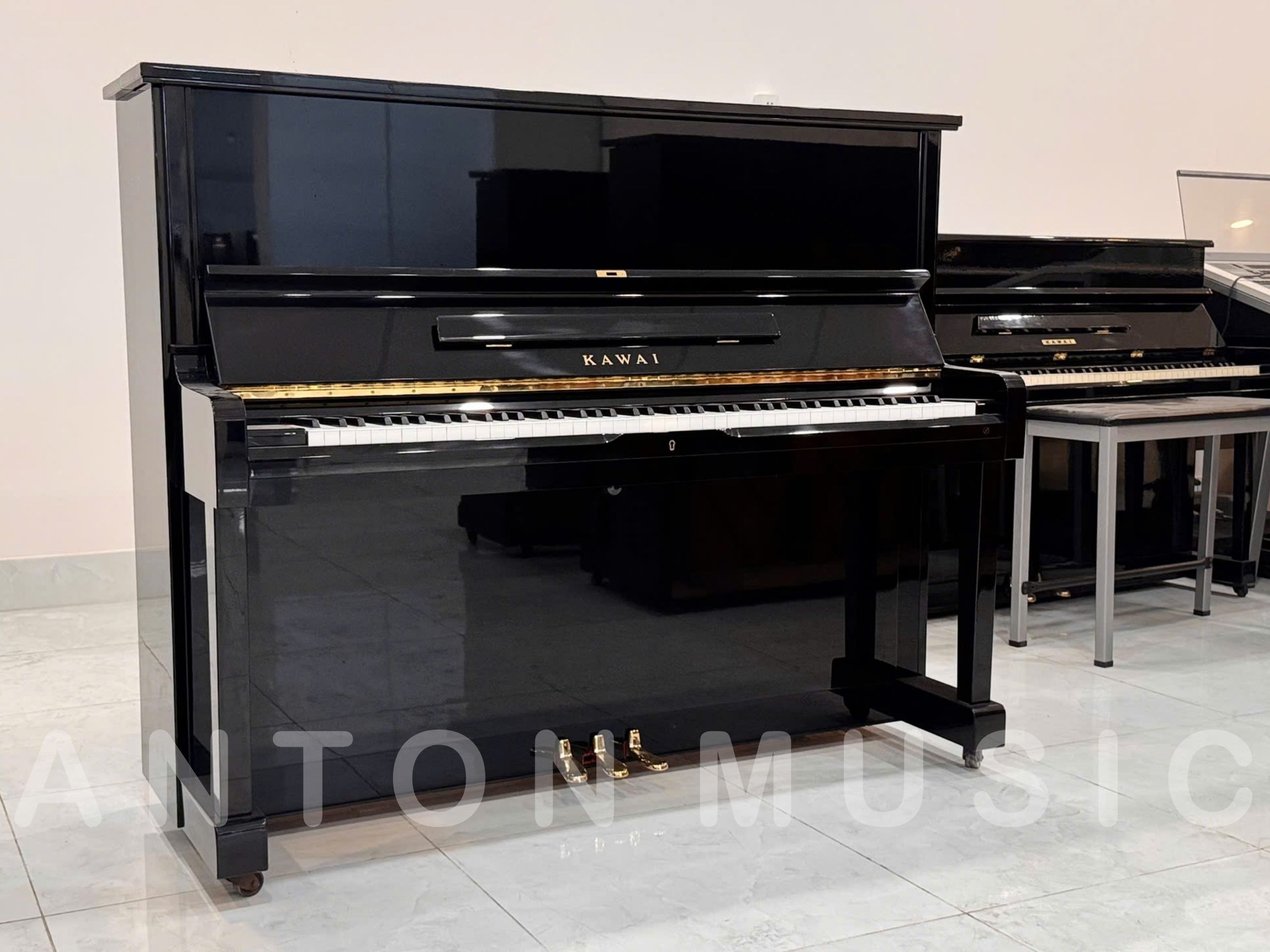 Đàn piano cơ Kawai NS-15 chiều cao 125cm mang vẻ đẹp cổ điển của piano Nhật, dáng đàn thanh lịch