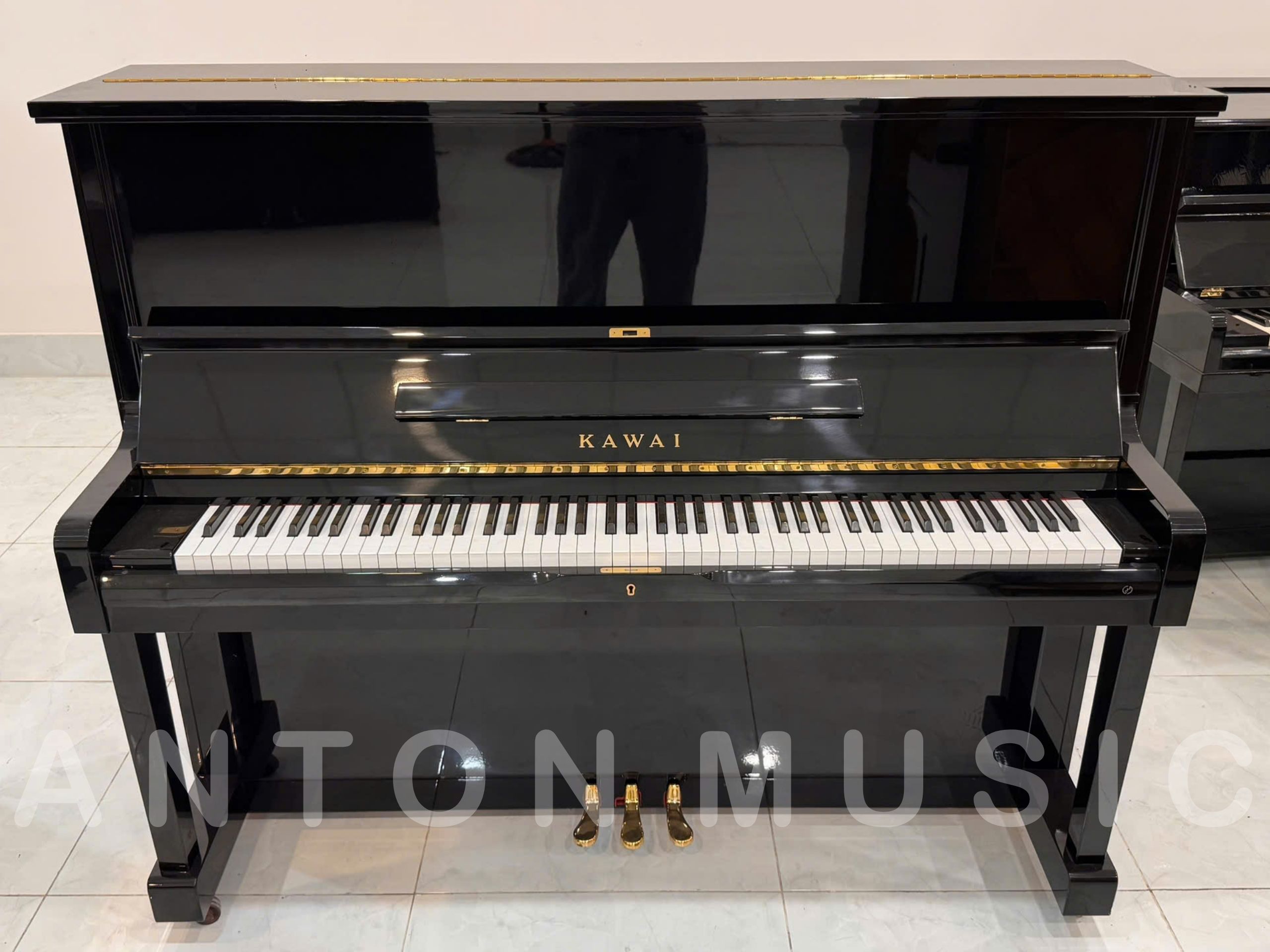 Kiến trúc tổng thể của đàn piano cơ Kawai NS-15 tuân thủ nguyên lý thiết kế hộp cộng hưởng đa hướng