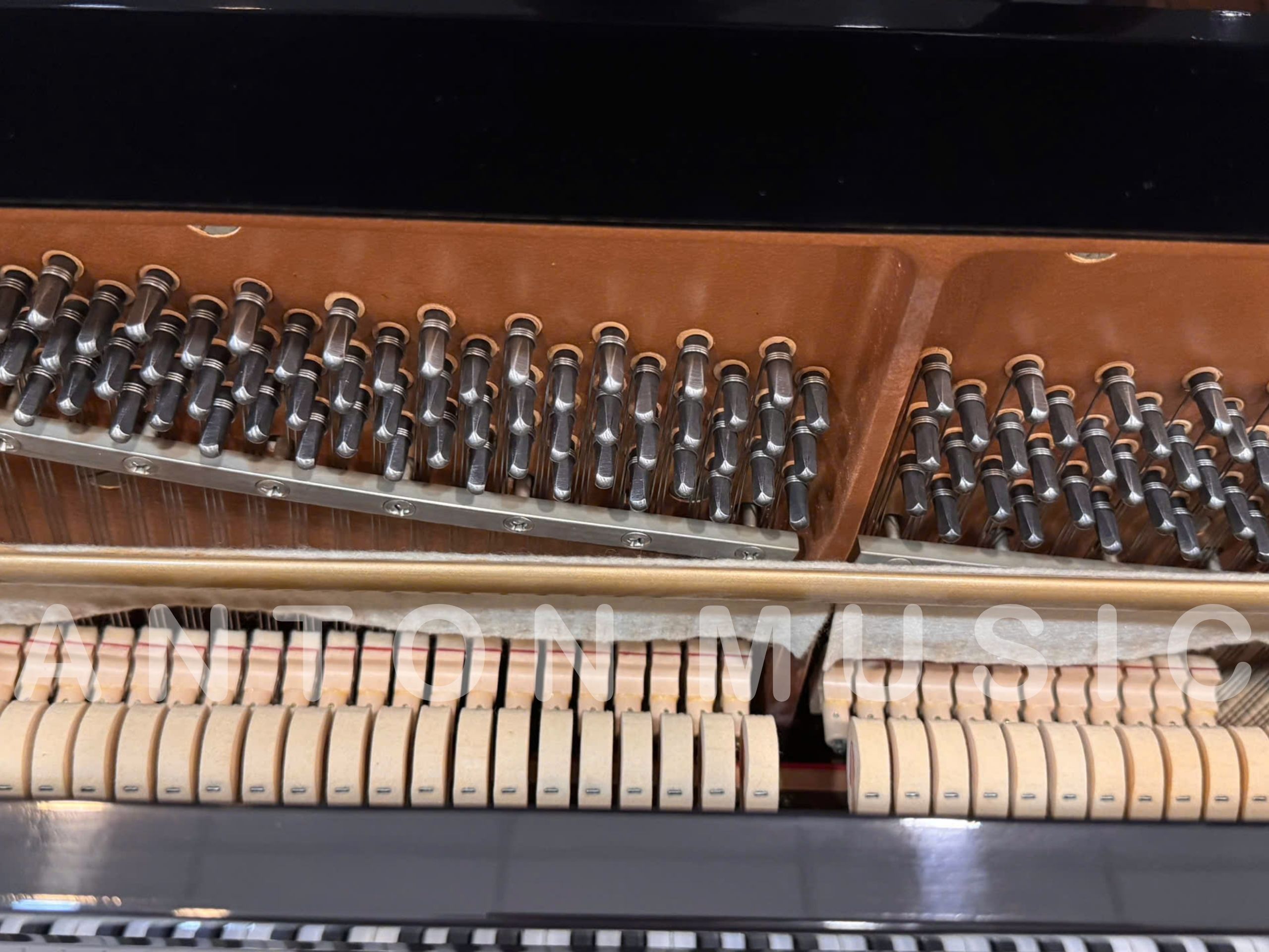 Lõi búa của Kawai NS-15 được làm từ gỗ được bọc bởi lớp nỉ lông cừu nguyên chất
