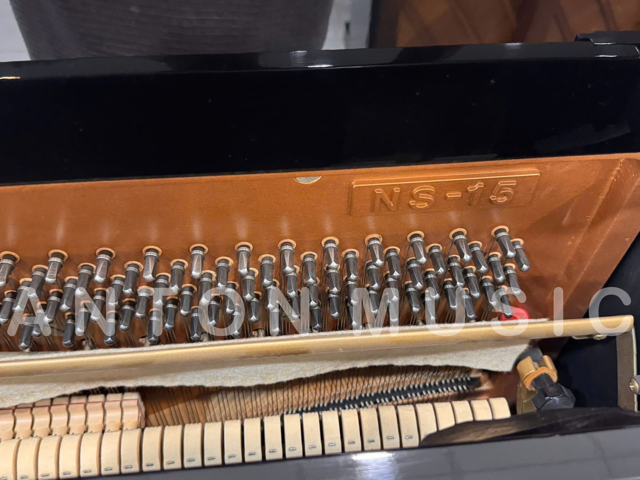 Khung gang của Kawai NS-15 được chế tác thông qua quy trình đúc trong khuôn cát tĩnh chịu lực căng hơn 20 tấn và có màu vàng hồng