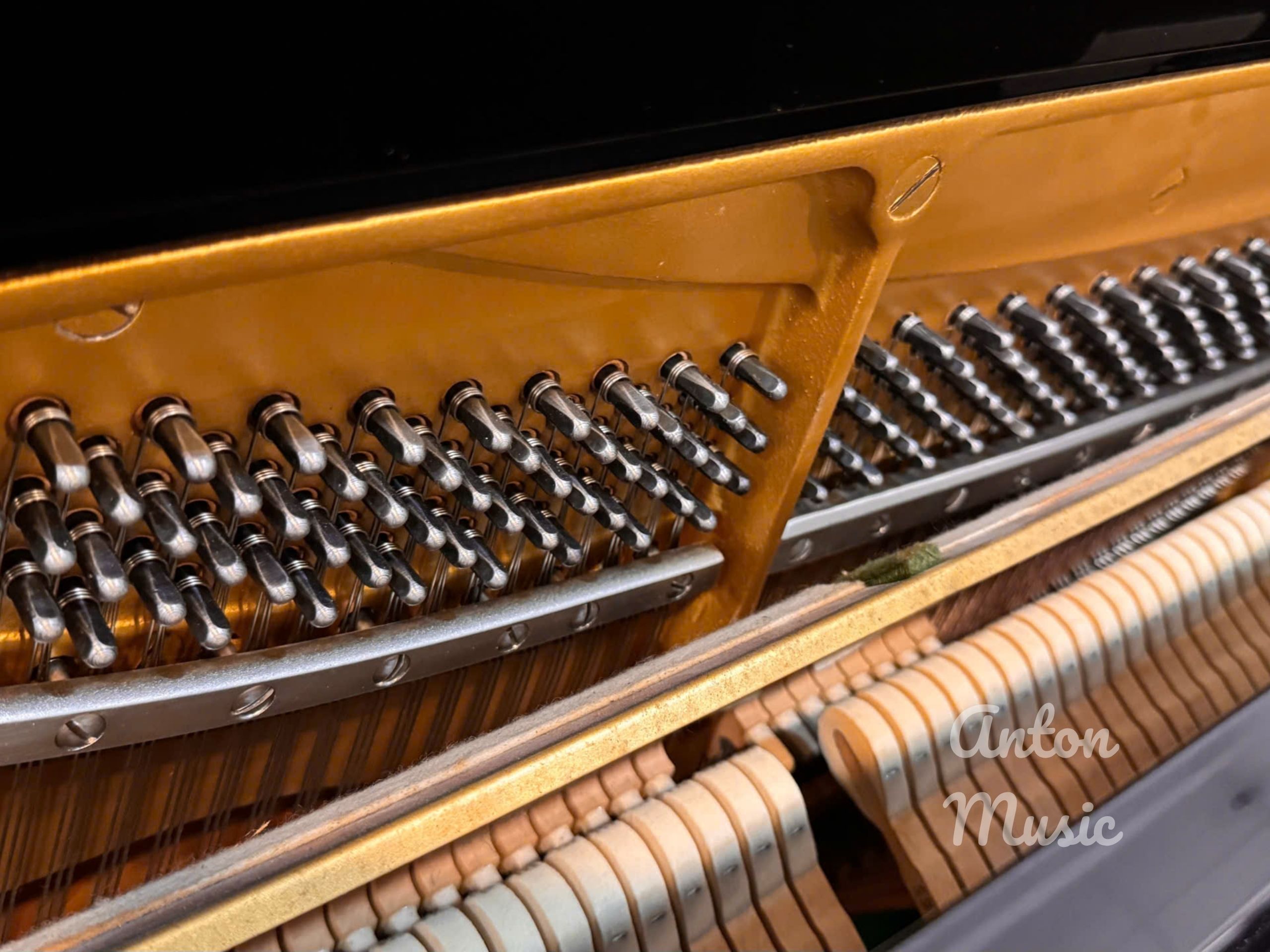 Đàn upright piano Yamaha U1M sử dụng dây thép cường lực cao âm thanh vang chắc, ổn định và bền bỉ theo thời gian
