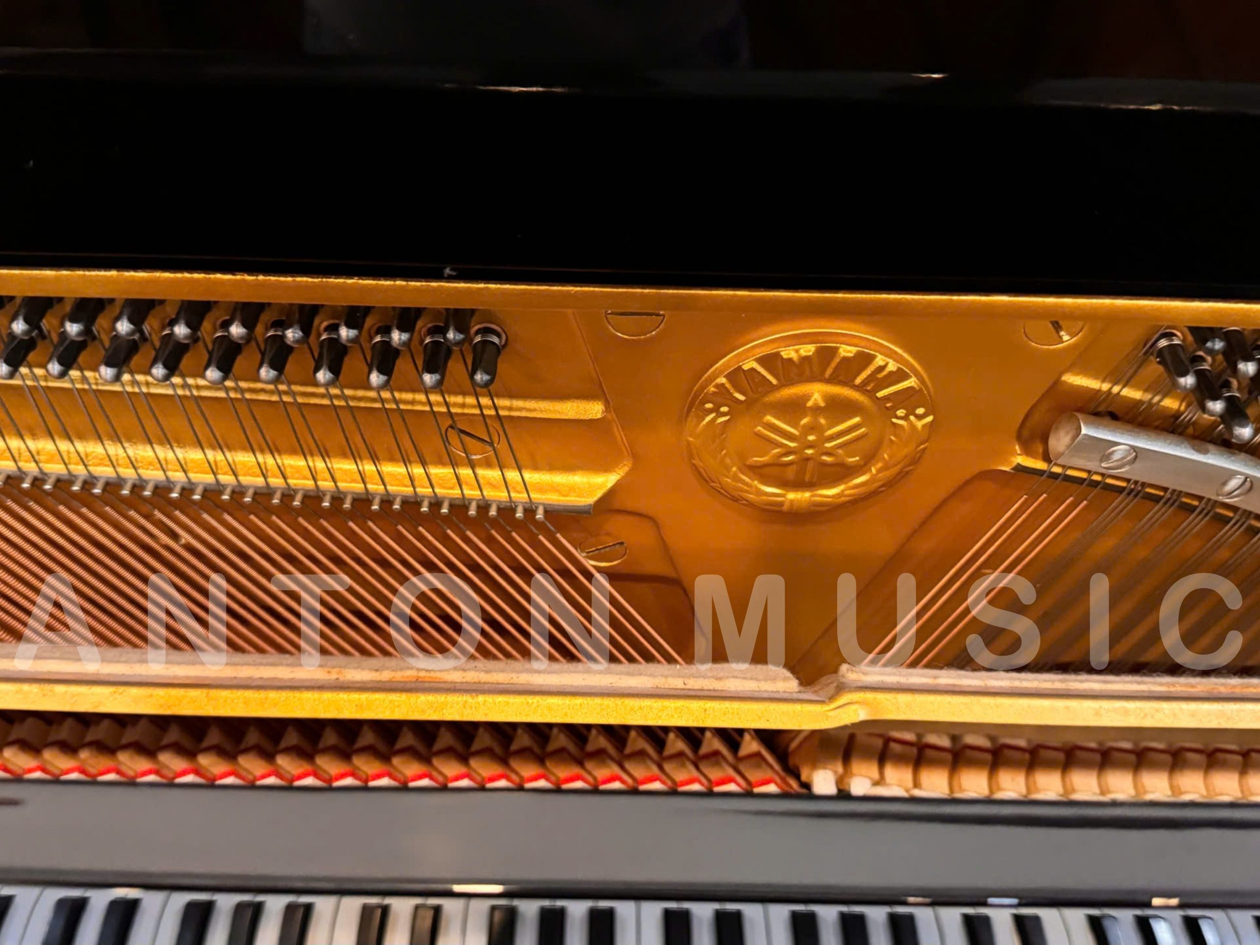 Đàn upright piano Yamaha U1M ứng dụng công nghệ đúc chân không V-pro tại xưởng đúc Iwata Forge ở Nhật Bản