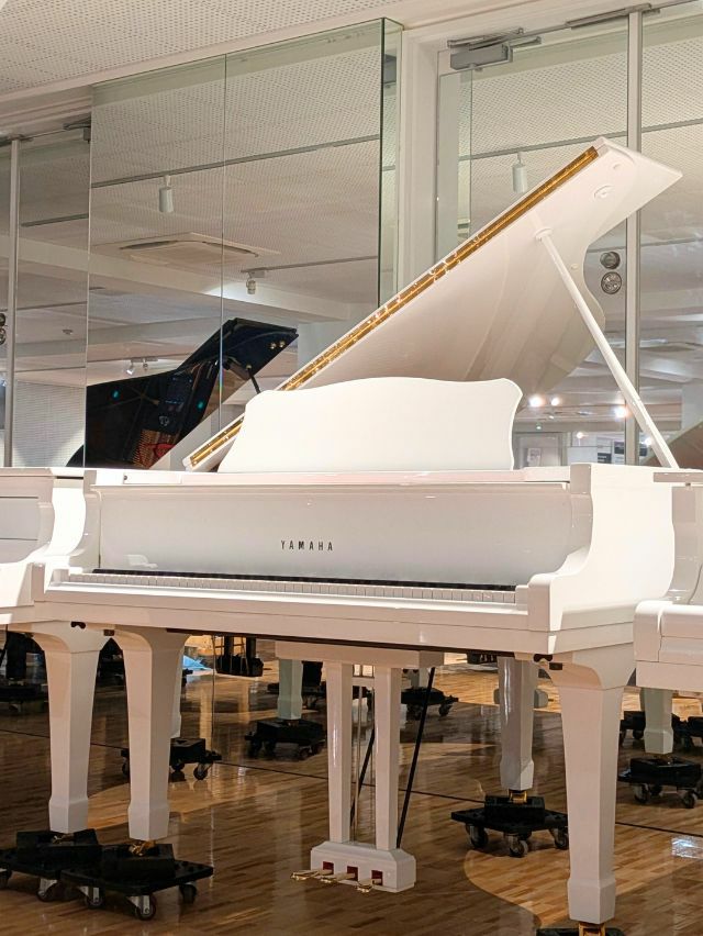 Đàn grand piano Yamaha G2E phiên bản màu trắng thanh tao