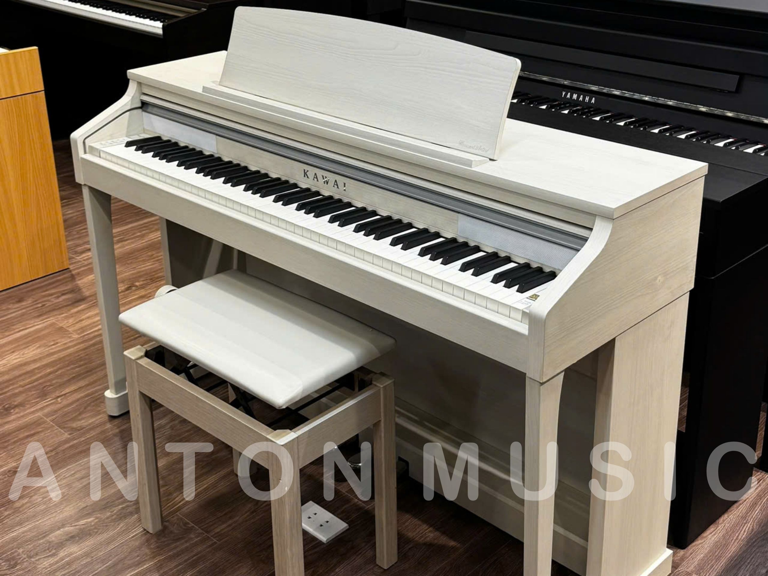 Đàn piano điện Kawai CA17A tức là màu trắng kem ngà pha xám với họa tiết vân gỗ nổi