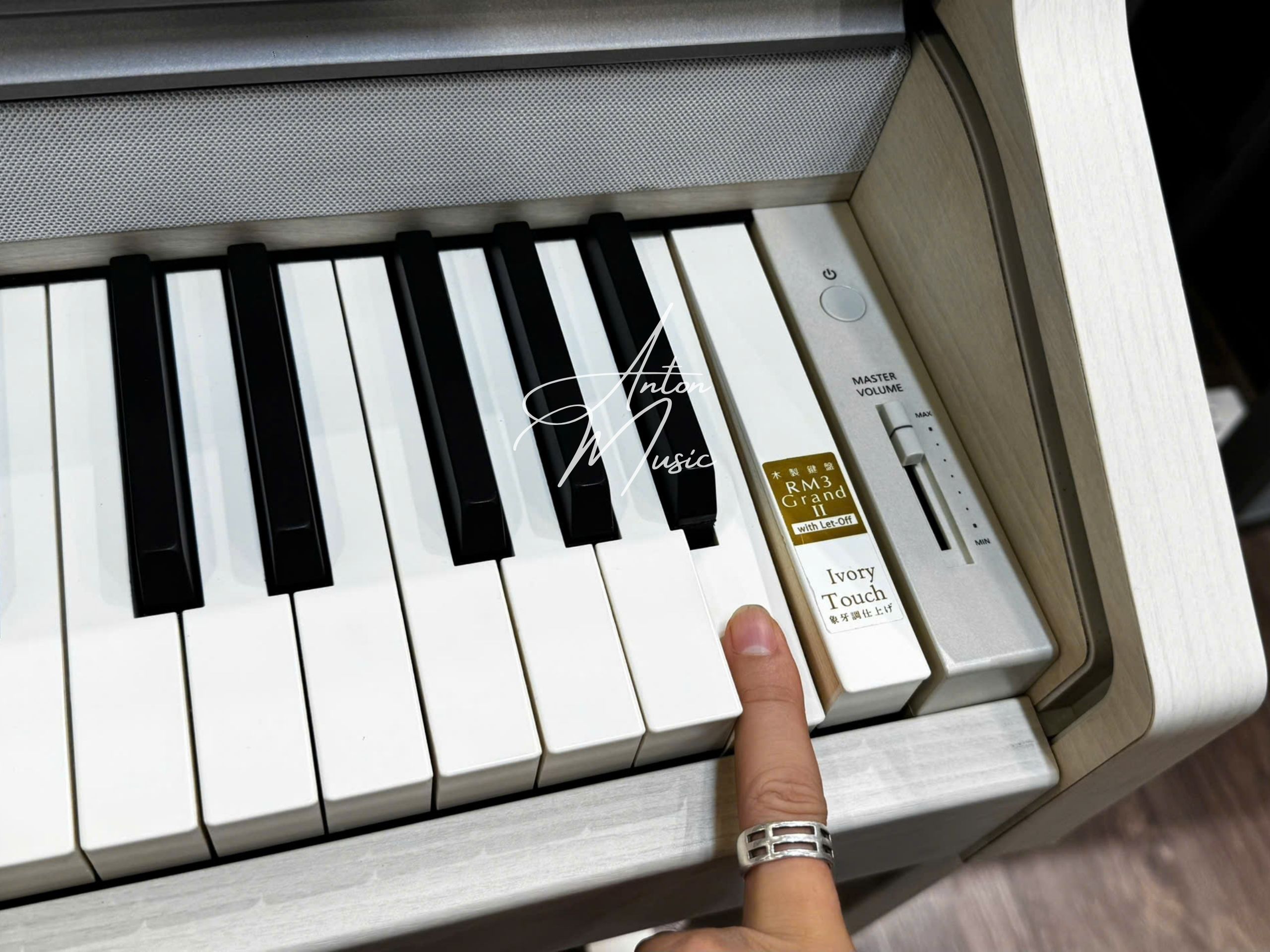 Đàn piano điện Kawai CA17A được trang bị hệ thống phím RM3 Grand II mô phỏng trực tiếp nguyên lý bập bênh của đại dương cầm