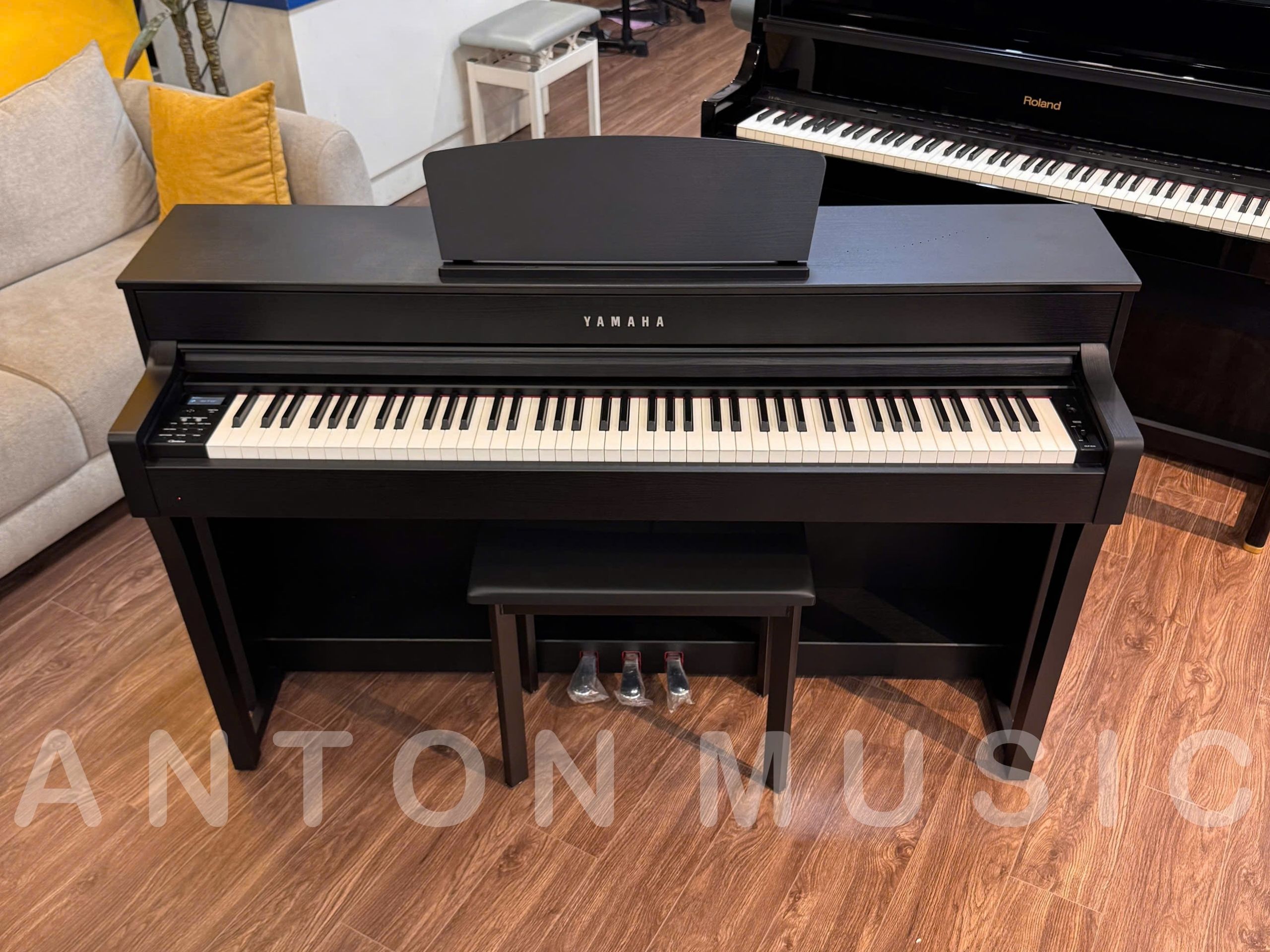 Đàn piano điện Yamaha CLP-635B đen nhám thiết kế tối giản phù hợp gia đình hiện đại