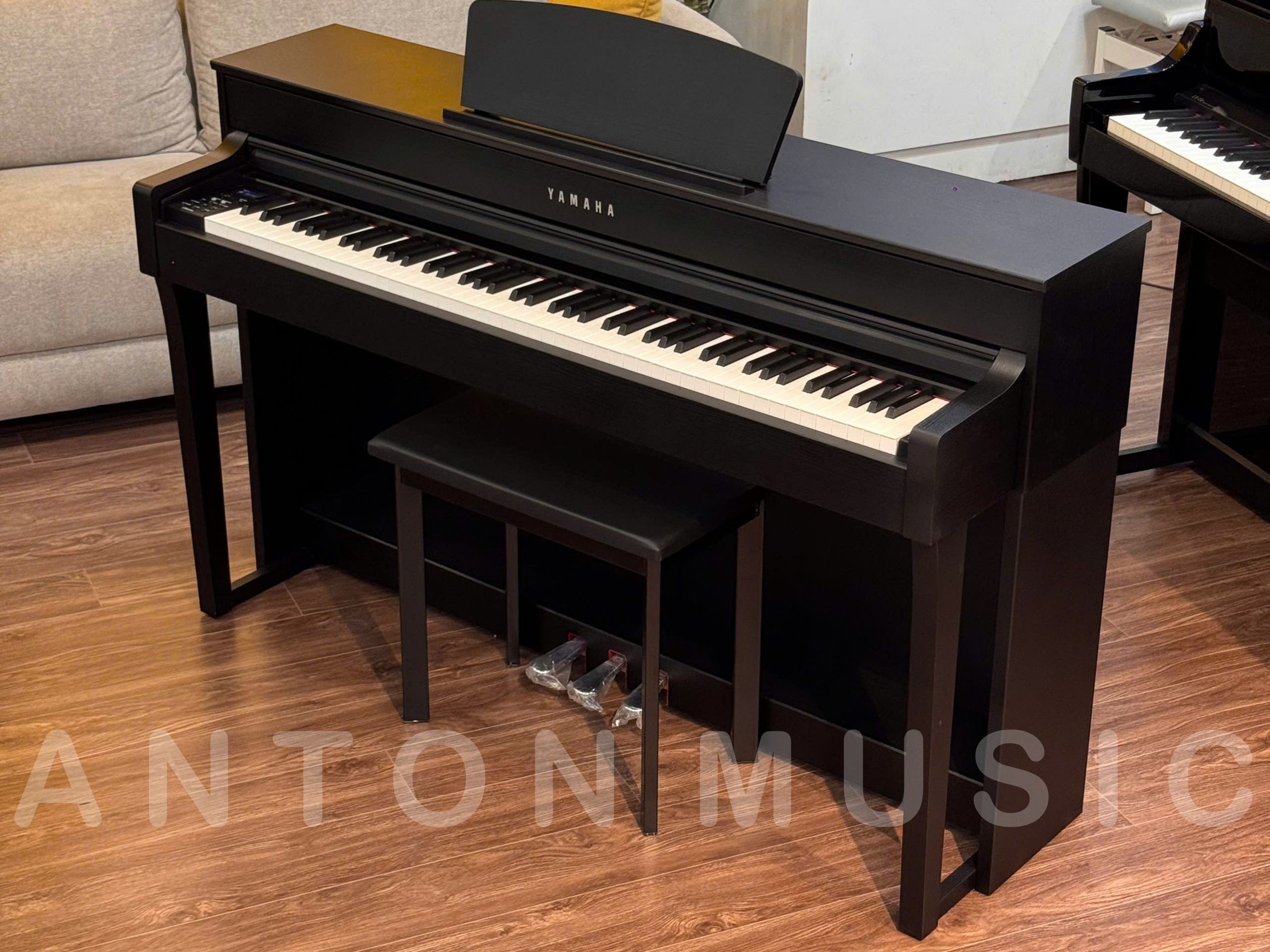 Đàn piano điện Yamaha CLP-635B thực tế sẽ lỳ (matte) và tối hơn một chút so với ảnh chụp studio của Yamaha