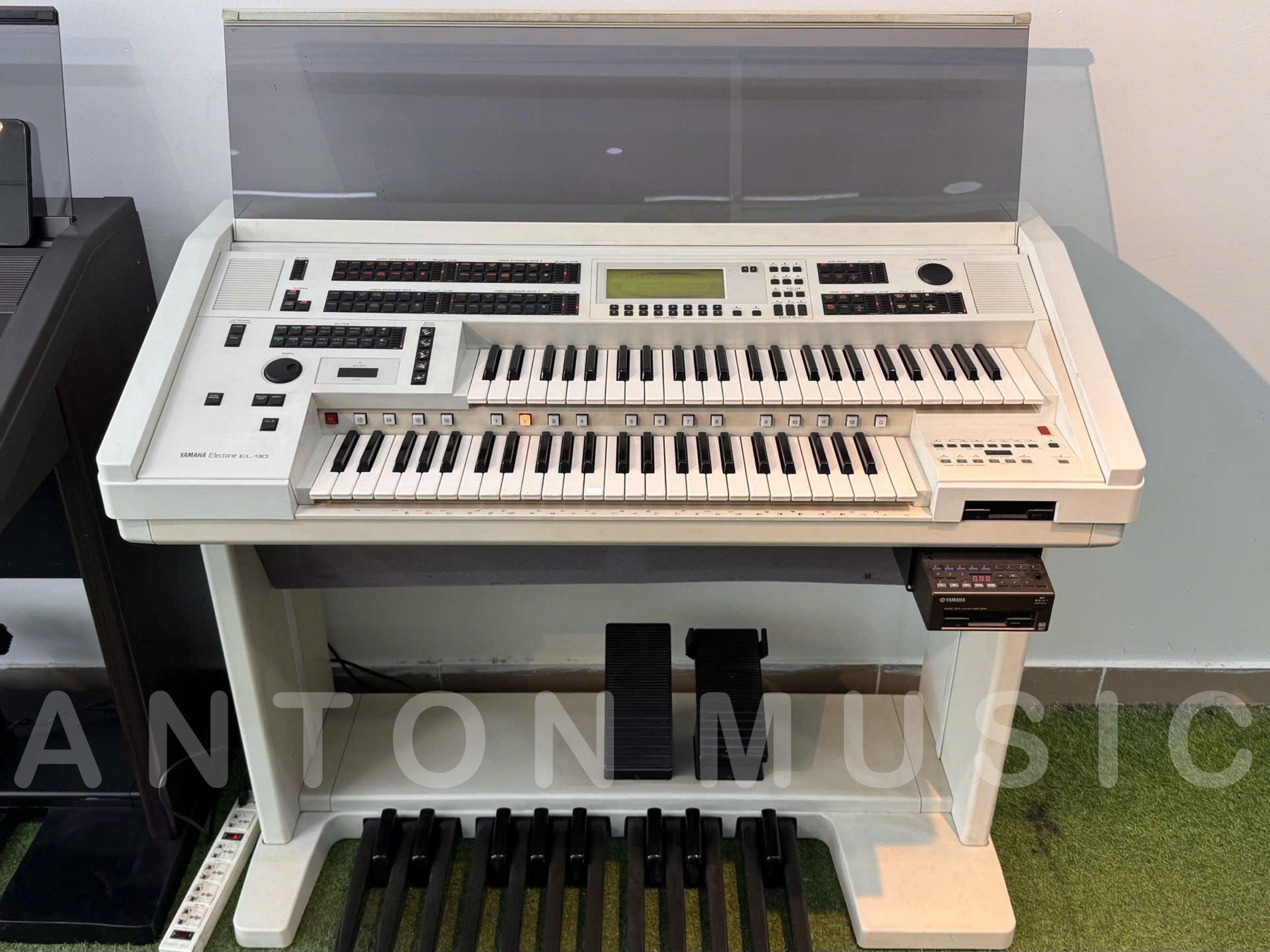 Đàn 2 tầng nhà thờ Yamaha Electone E90 trắng (EL-90I) ra mắt lần đầu tiên vào năm 1991
