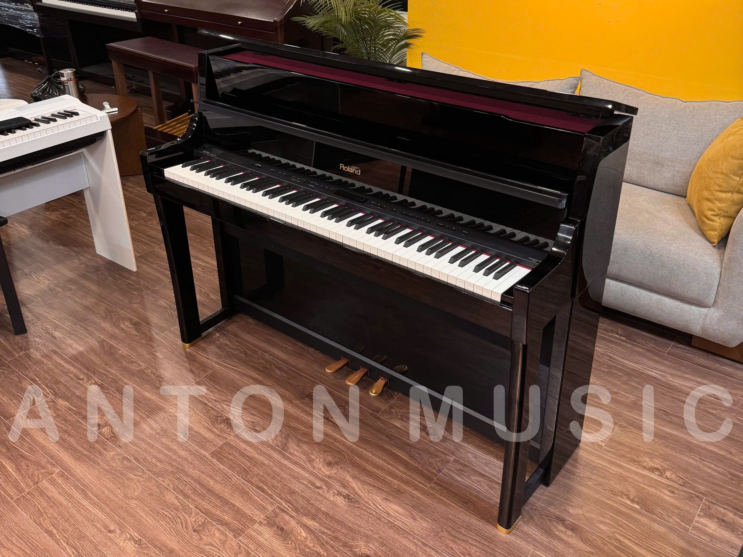 Thiết kế tổng thể của Roland LX-15e PE giữ dáng piano cơ, tối ưu cho không gian hiện đại