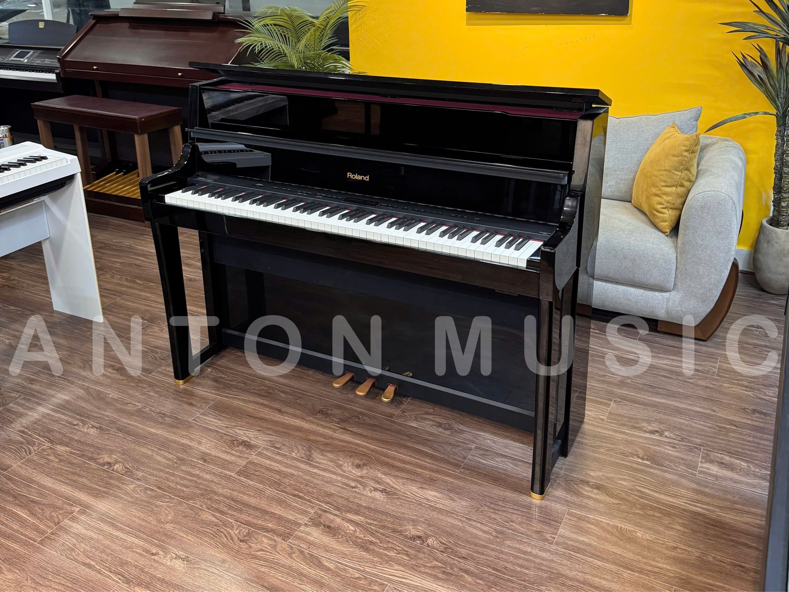 Thiết kế tổng thể của Roland LX-15e PE giữ dáng piano cơ, tối ưu cho không gian hiện đại