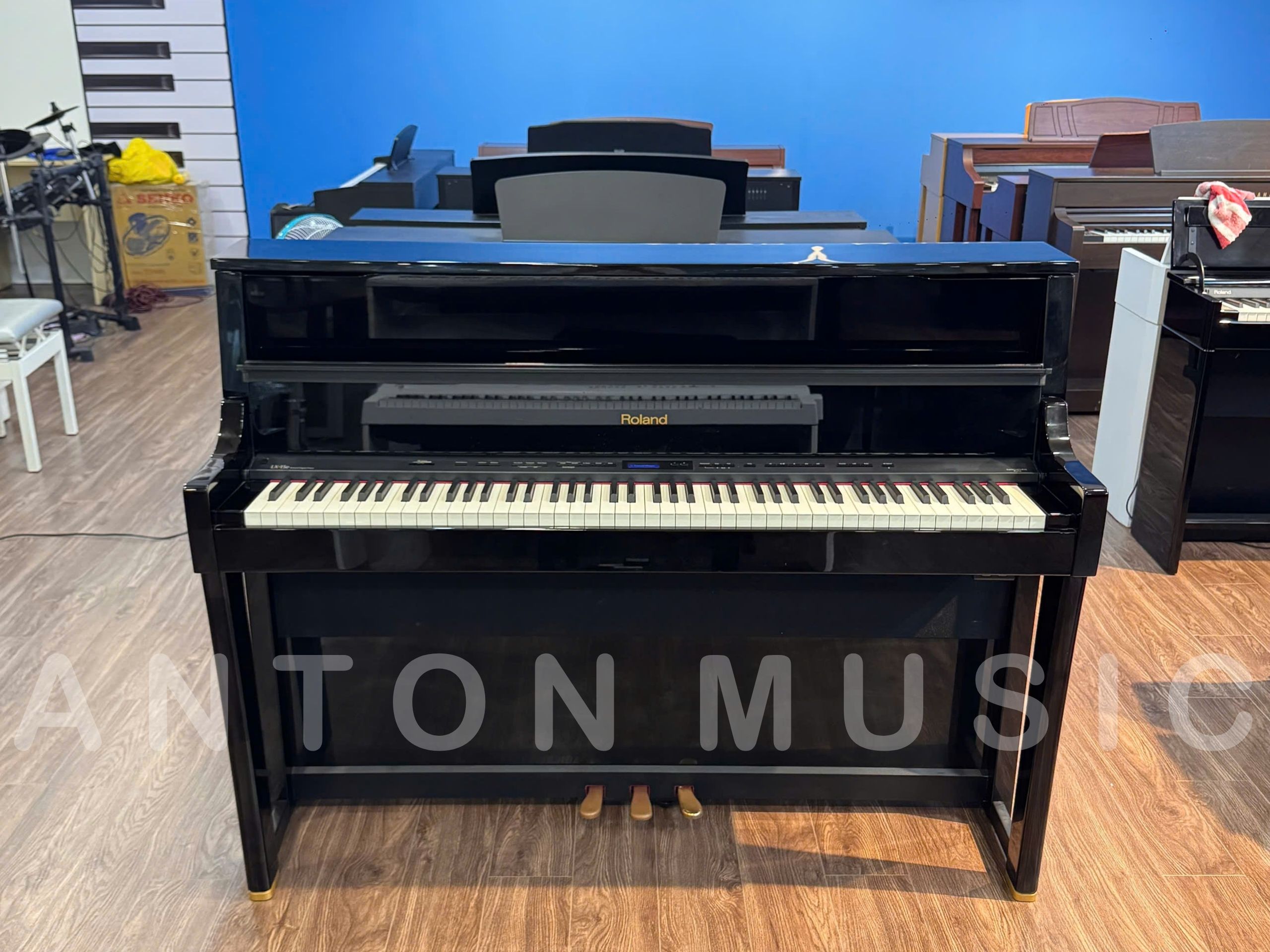 Thiết kế tổng thể của Roland LX-15e PE giữ dáng piano cơ, tối ưu cho không gian hiện đại